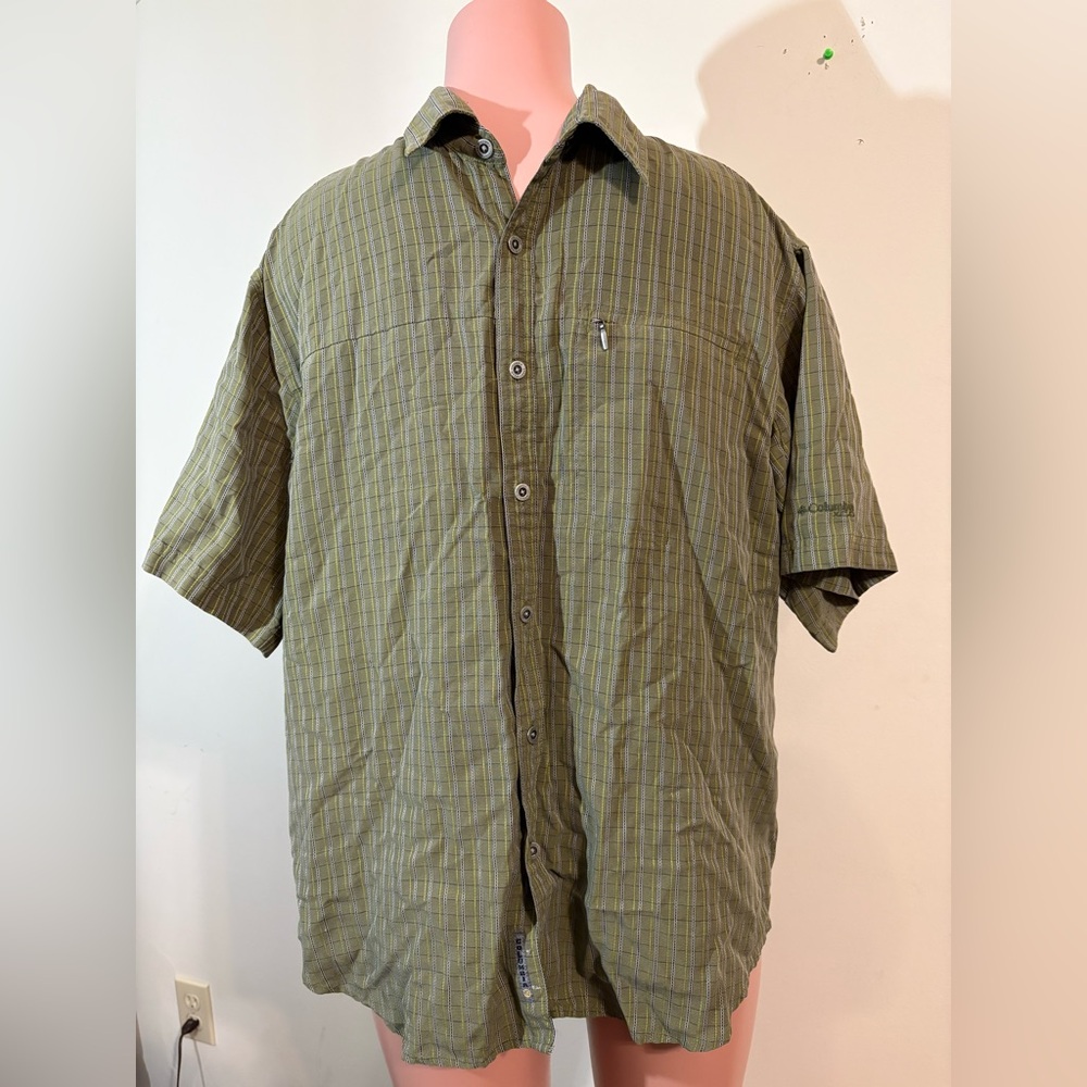 Columbia XCO Men’s Large Button Up Shirt‎ Green Yellow stripe zip front pocket